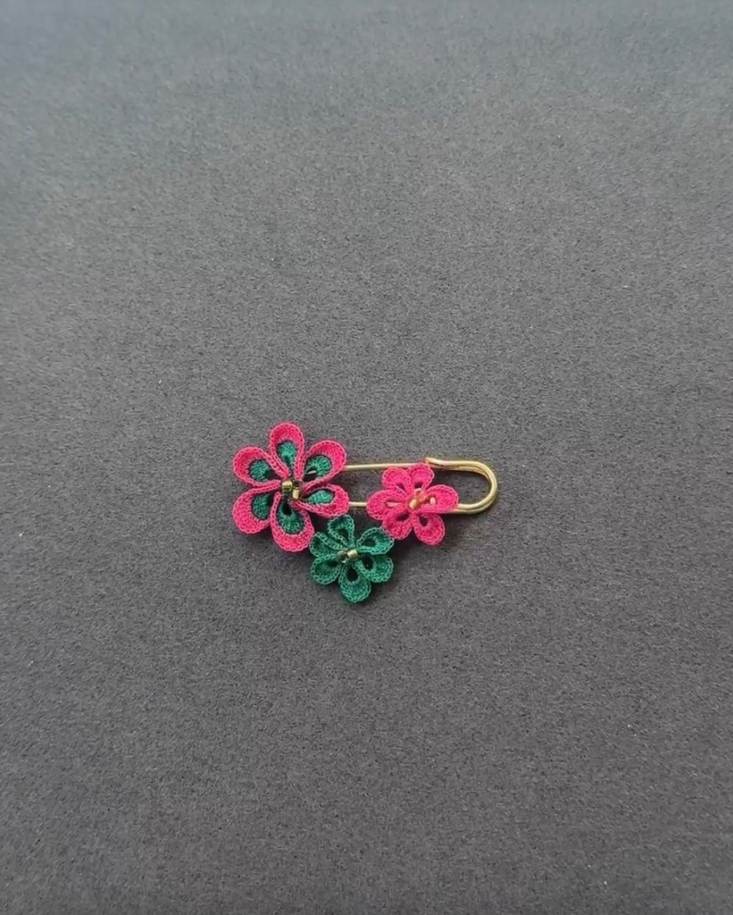 カブトピンブローチ　花